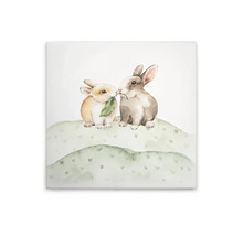 Canvastavla med två kaniner på en kulle