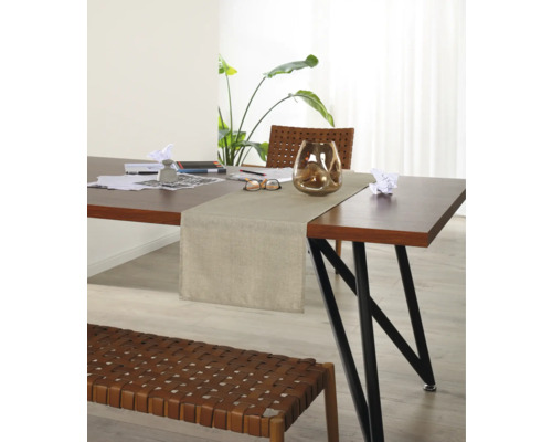 Matbord med bordslöpare, dekoration och sittbänk