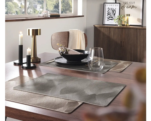 Bordsdekoration med bordstabletter, porslin och ljus på ett matbord