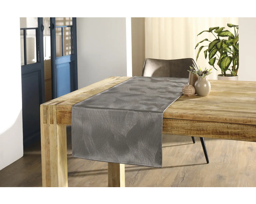 Träbord med grå bordslöpare och dekoration inomhus