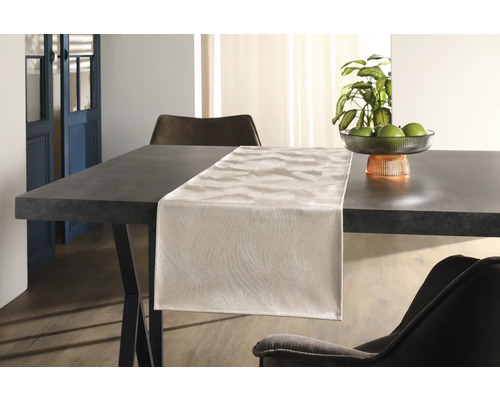 Matbord med bordslöpare och dekoration