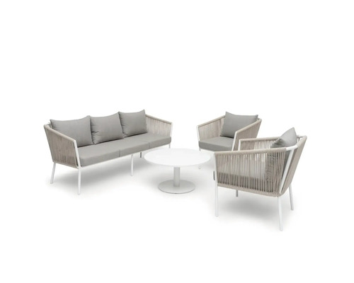 Trädgårdsmöbelset med soffa, två fåtöljer och ett bord