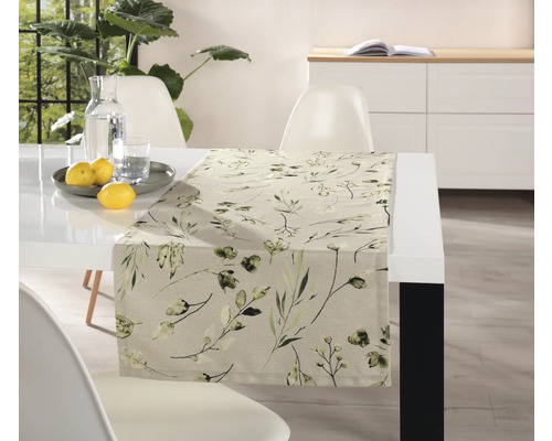 Miljöbild med en bordslöpare med växtmönster på ett matbord