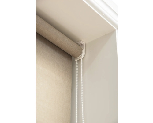 Rullgardin med kedjedrag vid fönstret