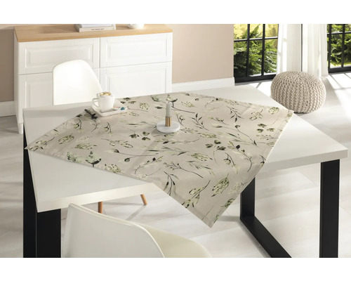 Dekorativ bordsduk med växtmönster på matbord