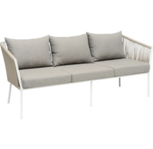 Grå utomhussoffa med tre sitsar och kuddar