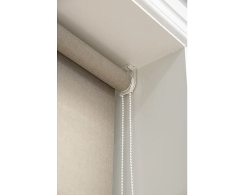 Beige tygrullgardin med kedjedrag i vit ram