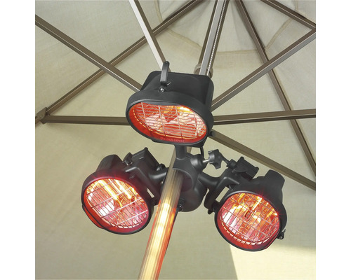 Terrassvärmare med tre värmeelement monterade under ett parasoll