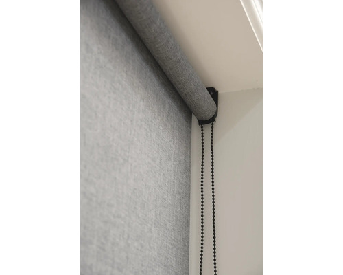 Grå rullgardiner med kedjedrag vid fönstret