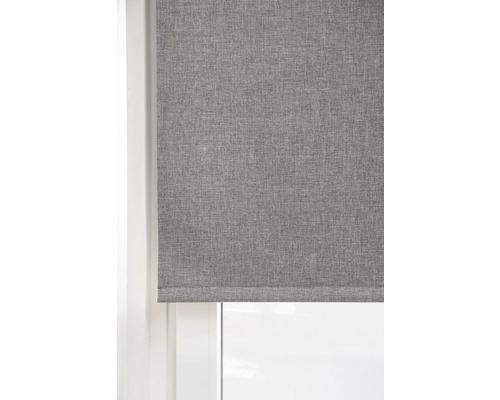 Grå rullgardin vid fönstret