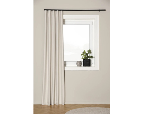 Mörkläggningsgardin HASTA Nova beige 132x250 cm Gardin framför ett fönster med dekorativa föremål