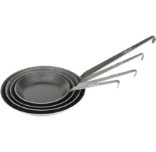 Set med fyra stål stekpannor med handtag