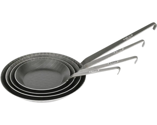 Set med fyra stål stekpannor med handtag