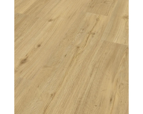 Närbild av ett lagt laminatgolv med träutseende.