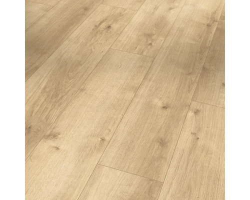 Närbild av laminatgolv med trästruktur