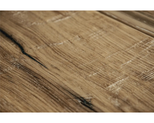 Närbild av laminatgolv med träutseende