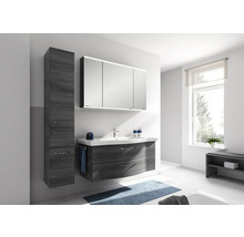 Badrum med tvättställ, spegelskåp och högskåp i träoptik