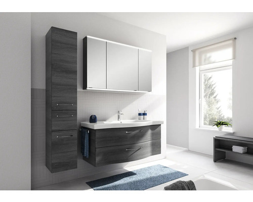 Badrum med tvättställ, spegelskåp och högskåp i träoptik