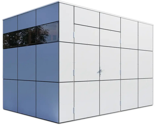 Byggnad med fasad av paneler och fönster