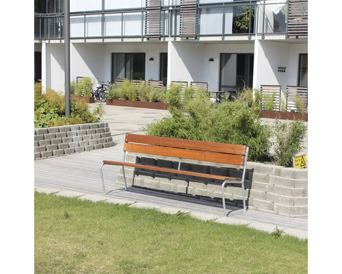 Parkbänk av trä och metall i utomhusmiljö