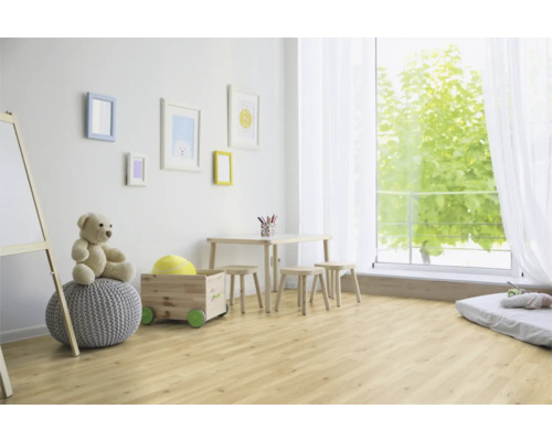 Ljust barnrum med trägolv, leksaker, bord och stolar.