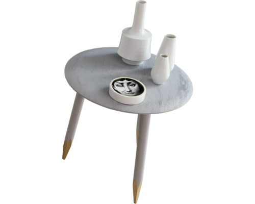 Dekoration på ett grått träbord med tre ben