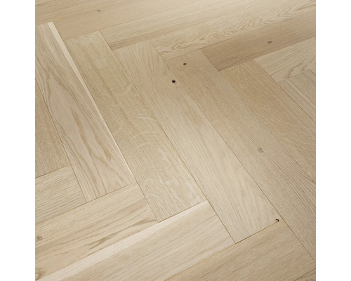 Ljust parkettgolv i ek lagt i fiskbensmönster