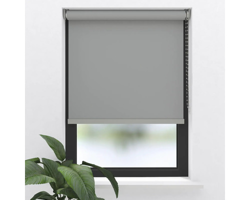 Grå rullgardin på fönstret med kedjedrag