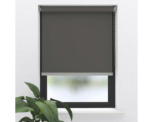 Grå rullgardin på fönster med kedjedrift