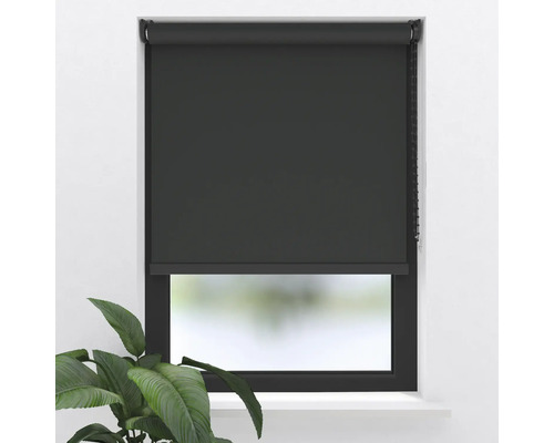 Fönster med svart rullgardin för mörkläggning