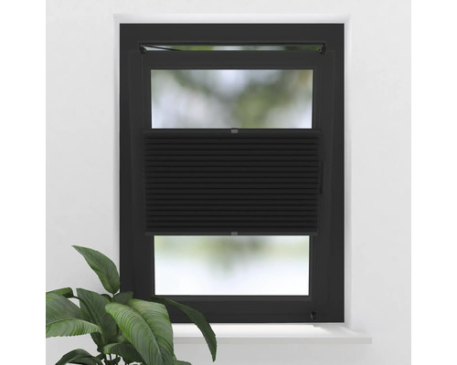 Svart plisségardin i fönstret för ljusreglering och avskildhet.