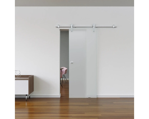 Skjutdörr i glas med beslag i ett ljust rum