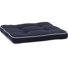 Fyrkantig, quiltad sittdyna med vit passpoal