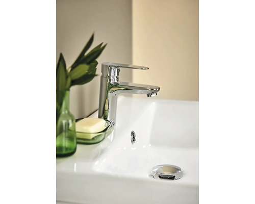 Tvättställ med ettgreppsblandare, tvål, tvålkopp och dekoration