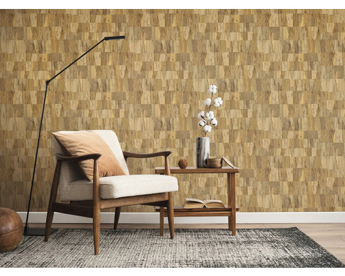 Inredning med korktapet, fåtölj och golvlampa för en mysig atmosfär