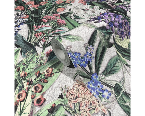 En tapetrulle med blommönster.