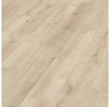 Ljust laminatgolv med träutseende för inomhusbruk.