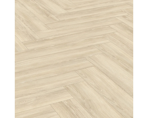 Ljust laminatgolv lagt i fiskbensmönster