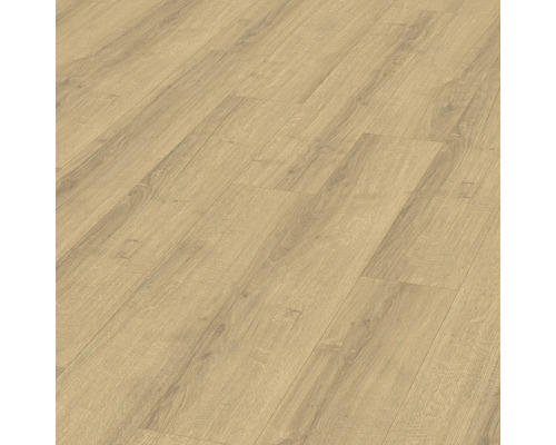 Golv av ljust laminat med träutseende.