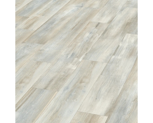 Ljust laminatgolv lagt i fiskbensmönster