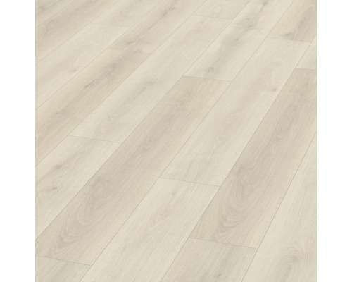 Ljust laminatgolv i plankformat