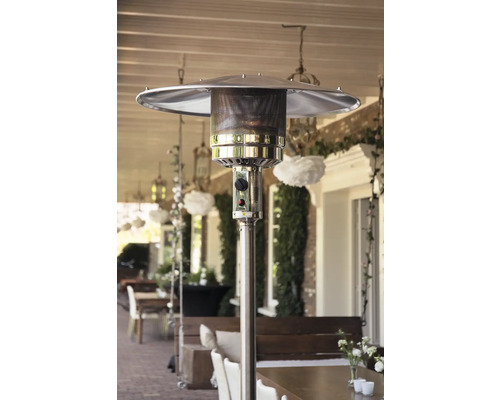 Terrassvärmare av metall utomhus med bord och stolar