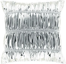 Silverfärgad kudde med rynkad design