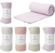 Fleecefiltar i olika färger, 130 x 160 cm, rullade och staplade.