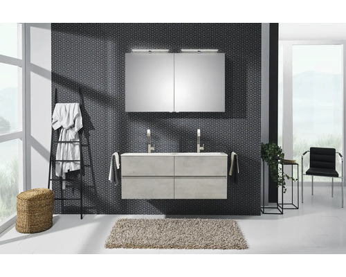 Ljust badrum med tvättställsskåp, spegelskåp, handdukstege och matta