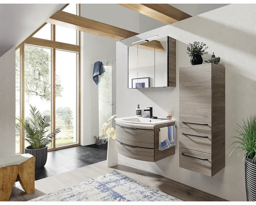 Badrum med tvättställ, spegelskåp och högskåp i modern design