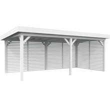 Vit träcarport med lamellväggar.