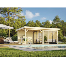 Träpoolhus med grillplats och solstolar bredvid en pool i trädgården.