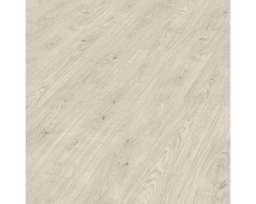 Ljust laminatgolv med träutseende.