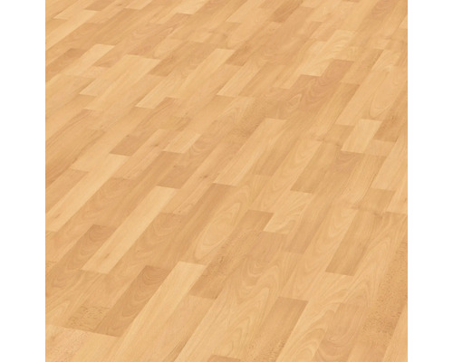 Laminatgolv lagt i fiskbensmönster